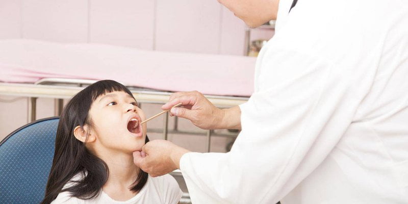 Trẻ viêm họng sốt cao cần được thăm khám bởi các bác sĩ