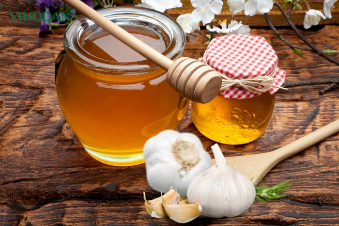 Kết hợp tỏi và mật ong mang lại công dụng nhuận phế, giảm viêm nhiễm đau họng